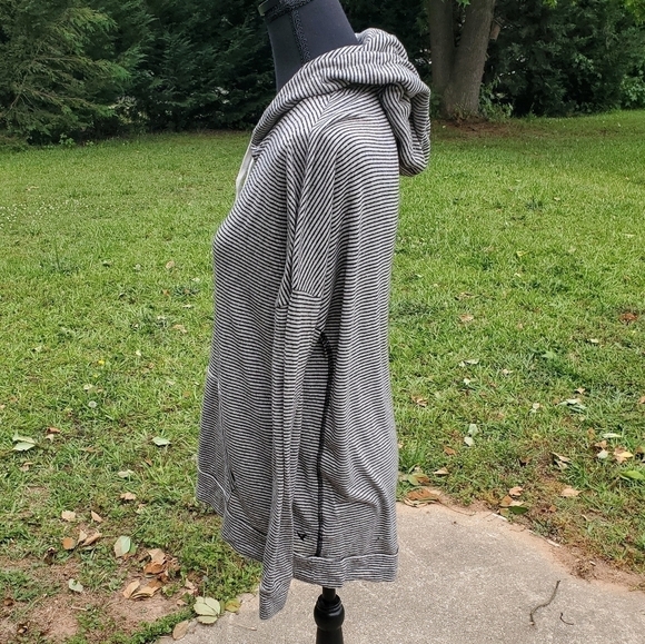 AEO medium striped tshirt hoodie EUC - Picture 3 of 6